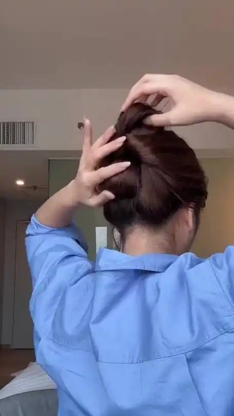 夏天长发闷热,扎个高马尾,把头发盘起来,干净清爽利落又好看