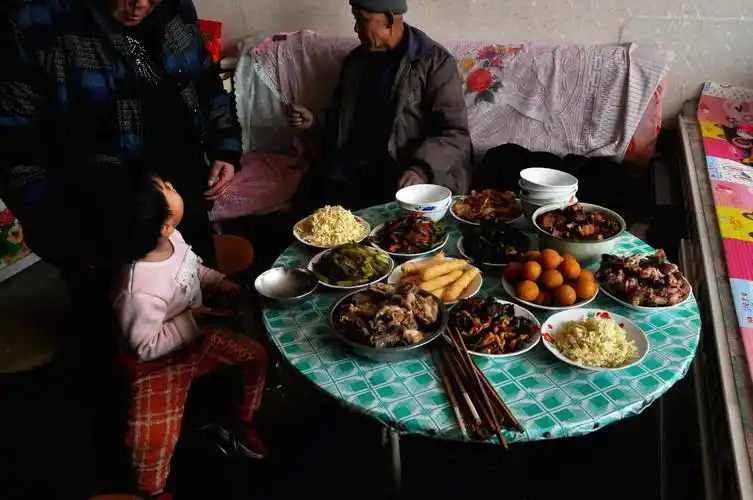 北方乡村过年待客,不用燃气炒 必须柴火烧,竟是因为城里人!