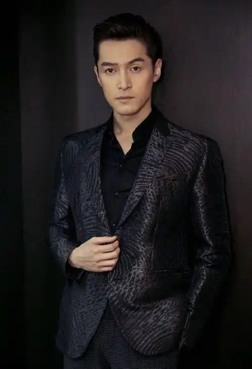 胡歌亮相新剧开播发布会,身着深蓝色西装,大背头是标配_时尚_黑色