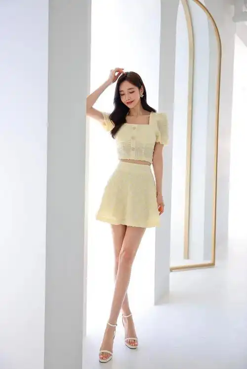 韩国美女模特孙允珠穿搭轻质鹅黄微透酸柠果茶小洋裙真好看