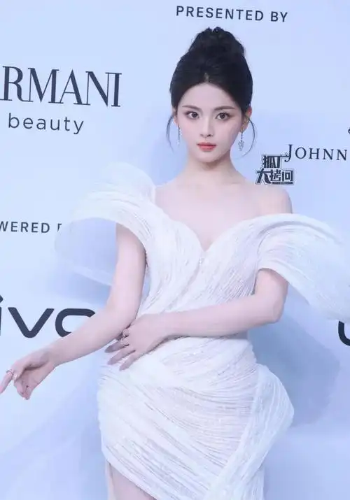 杨超越又惊现神图穿银河裙站瀑布前美到发光不敢认