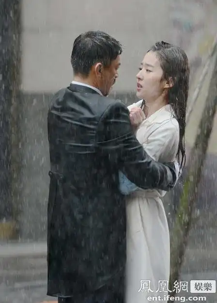 《露水红颜》发布剧照 刘亦菲王学兵雨中热吻[高清大图]