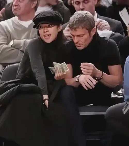 2008年章子怡和以色列富豪在nba现场的照片二人很是亲密