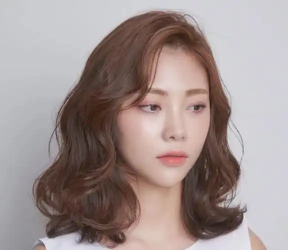 2021年流行的发型都是以中短发或者是直短发这类,长度到锁骨的发型为