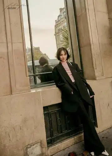 郑爽穿黑色西装亮相时装周 可甜可飒复古风十足