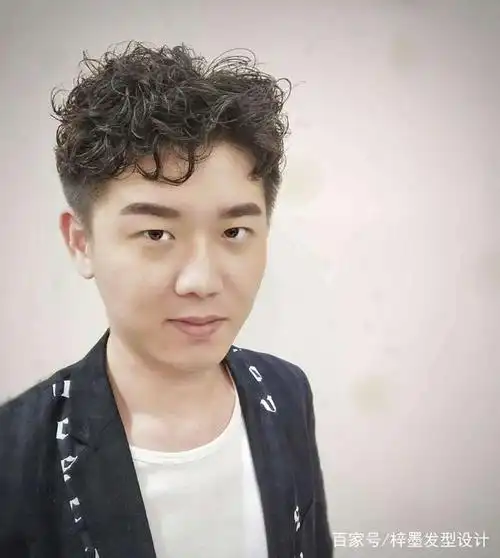 2,男士烫发纹理发型,形象提升的必剪发型,自然时尚好打理