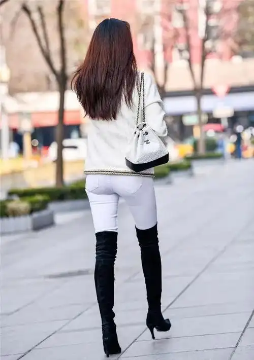 穿白裤的女生