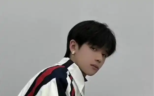 男生"微分碎盖"成中学统一发型,家长只能叹息|校服|刘海|高马尾_网易