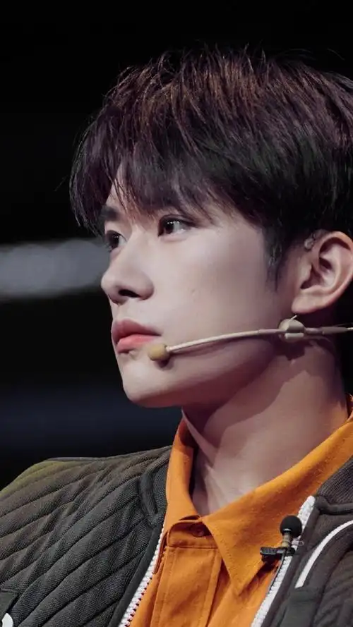 易烊千玺法国晚宴侧拍