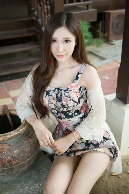 萌妹子淼淼清新美腿诱惑写真