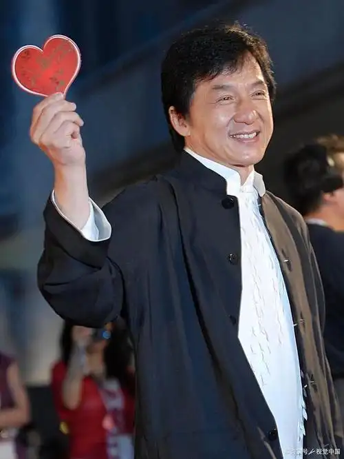 成龙别出心裁的打扮是为证明自己是中国人