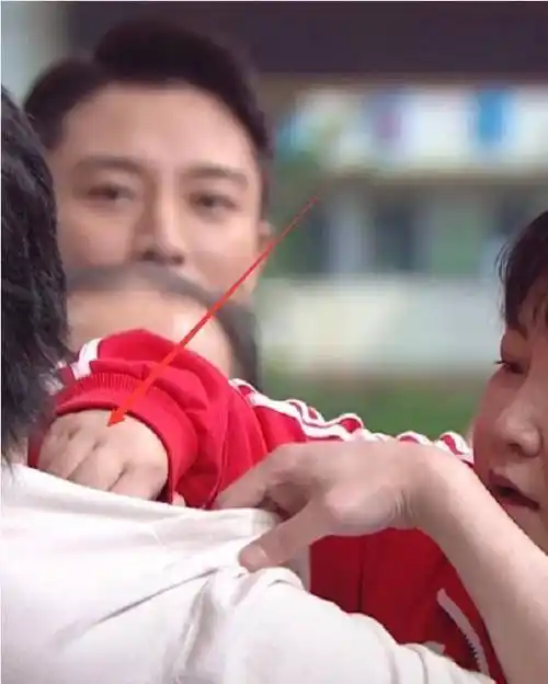 华晨宇自称锁骨能放硬币,镜头拉进,看清数量,女明星自愧不如_音乐