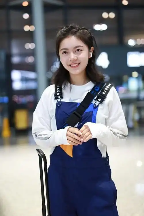 赵今麦素颜"嫩出水",深蓝色背带裤配白t,清爽还简约,超美|短裙|衬衫|t