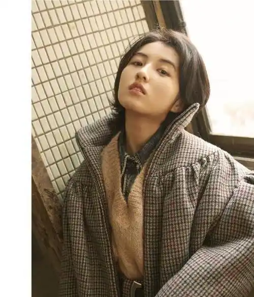 张子枫一件卫衣搭配牛仔裤,显高又显瘦,她剪的短发造型真时髦_个性