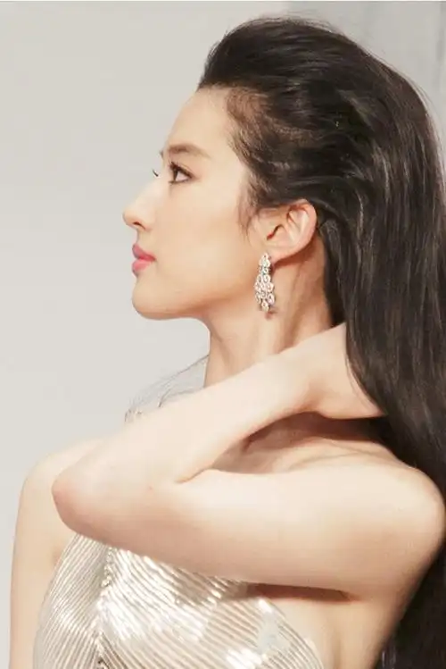 刘亦菲不仅有侧脸杀,这一身差点"打码"的搭配,更有侧腰杀!