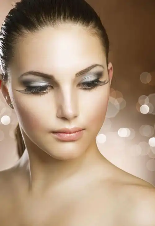 化妆涂睫毛的美女