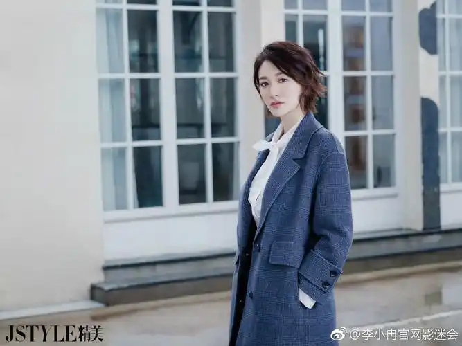 原创氧气美女李小冉换新发型短发配制服干练帅气不像42