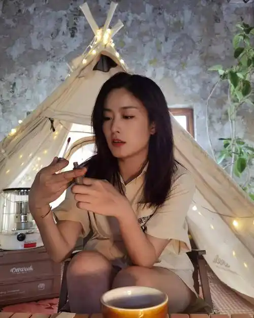 80后女星徐百慧身穿米色连衣裙,眼大迷人,侧面像林青