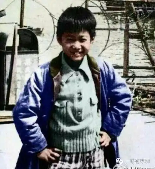 黄家驹幼年照17岁的谢霆锋现场弹唱beyond命运是你家(视频)这是一首如
