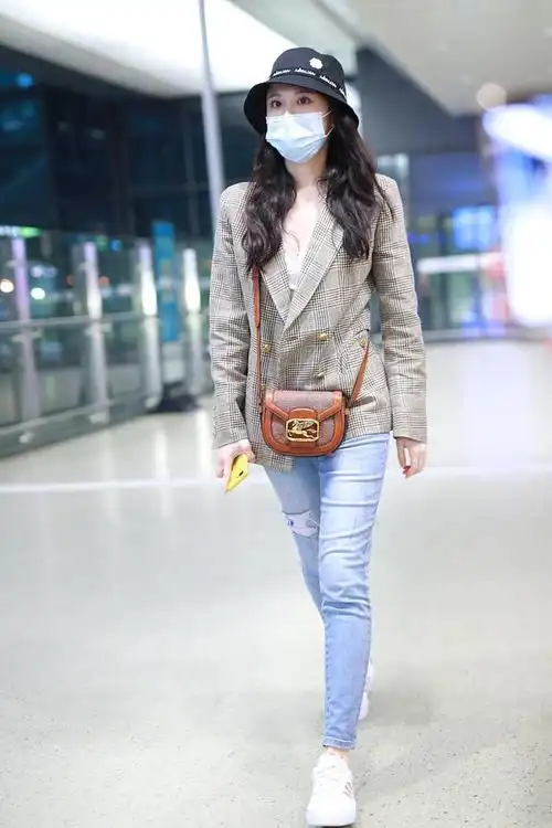 张慧雯街拍:格纹西装牛仔铅笔裤adidas小白鞋 etro飞马包现代商务风