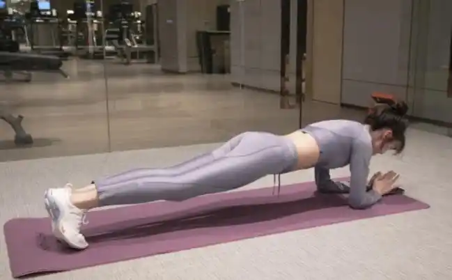 袁冰妍穿紧身裤练瑜伽当她抬起腿的一刻网友受到了一万点暴击