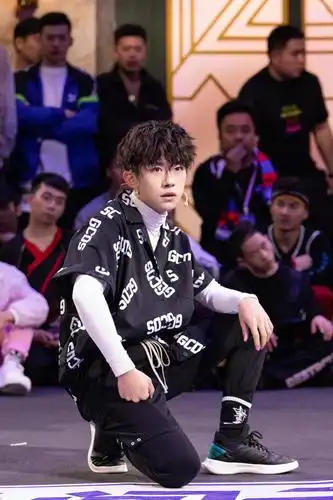 易烊千玺这就是街舞第二季梨涡笑观战高手battle