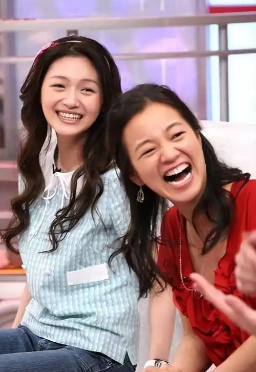 43岁的阿雅:嫁活佛生女,花10年圆梦,成周迅密友,让大小s羡慕_小时候