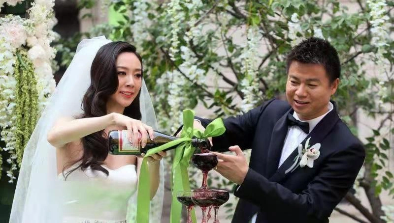 不过,于根伟和张雅蓓婚后都非常低调,张雅蓓甚至在婚后逐渐淡出影视圈