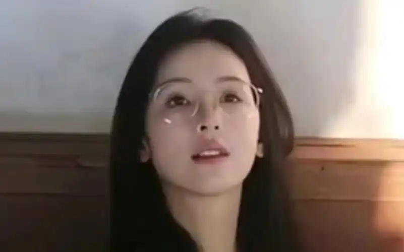 有人懂陈都灵戴眼镜给我的冲击力吗?这个手这个感觉!