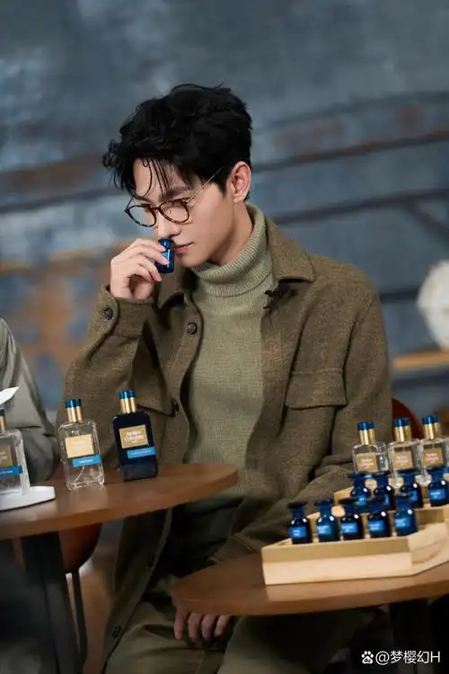 杨洋在试香间里细细品味,每一款香水都让他陷入沉思,仿佛在寻找那款