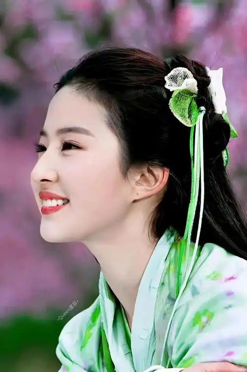 刘亦菲现身nba赛场观战,造型清纯温柔,笑容甜美锁骨线条吸睛