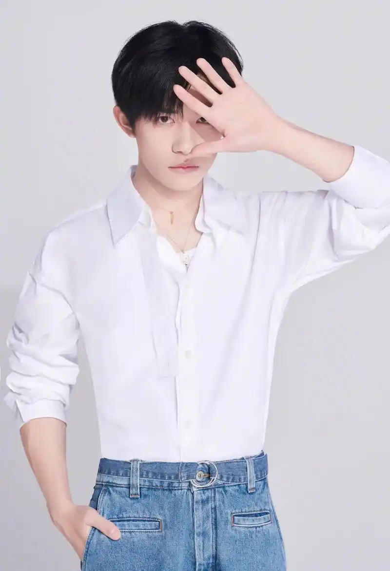 白衬衫搭配牛仔裤,脑海立刻就描绘出了盐系少年最青春,干净的模样.