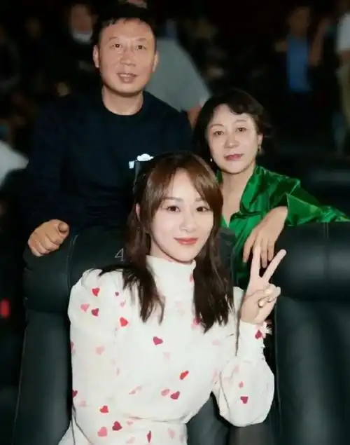 杨紫爸妈去了微博之夜,在台下看着女儿领奖,一家人颜值都好高!
