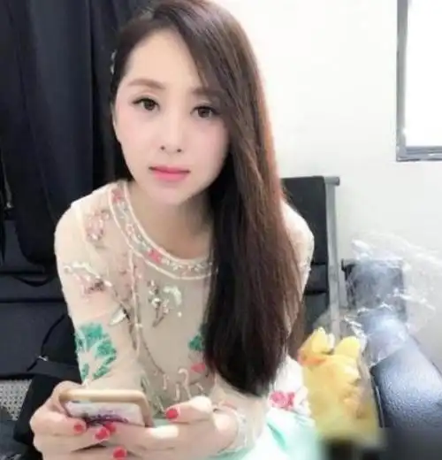 她是云飞前妻老公星光大道成名后和她离婚如今独自带女儿生活