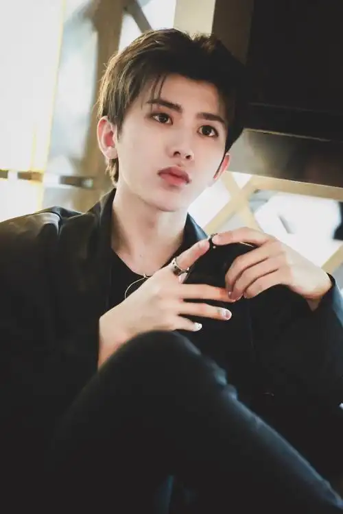 蔡徐坤饭拍帅气高清图片