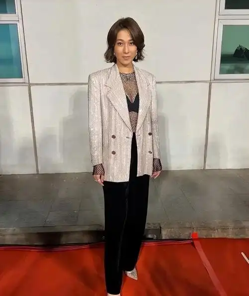 钟嘉欣穿衣这么高调长西装里面配透视内搭丝绒裤显得成熟稳重