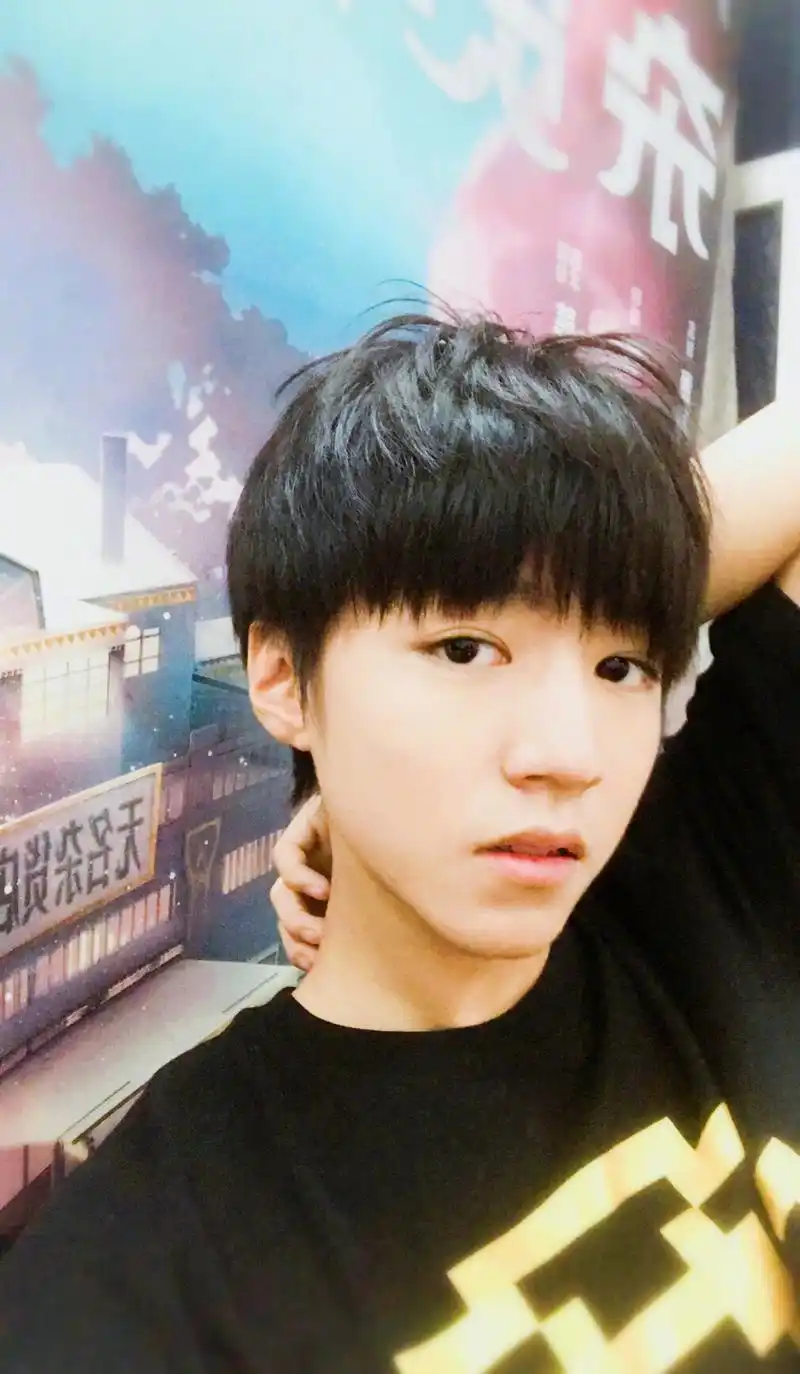 王俊凯的发型大盘点,28分成熟齐刘海正太,大波浪瞬间呆萌