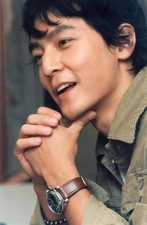 男神吴彦祖也老了,试车照曝光,发际线后移溢出双下巴