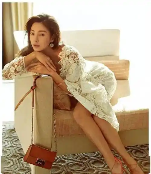 15岁的张雨绮曾在肯德基兼职,生活虽拮据,但她的出众相貌早已让人称她