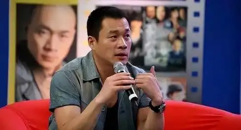 54岁武松丁海峰在美国树林砍柴烤肉豪宅尽显气派