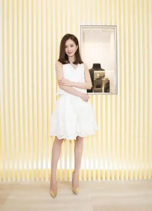 刘诗诗白裙亮相品牌活动图片 清新优雅幸福满满