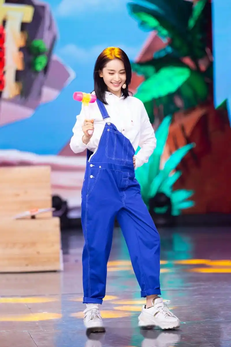 快乐大本营#王子文快本上形象大转变,笑容甜美,游戏环节可塑性很强