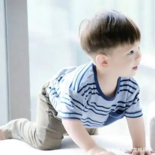 其实照片里的小朋友根本不是什么嗯哼,这个小朋友叫做jaylerr,下面这