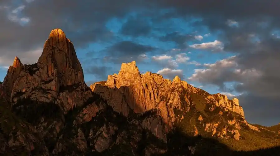 夕阳下的山景,非常美丽迷人