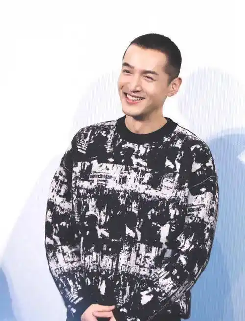 胡歌轻松经受住寸头考验,清爽短发重返颜值巅峰,37岁帅出新高度