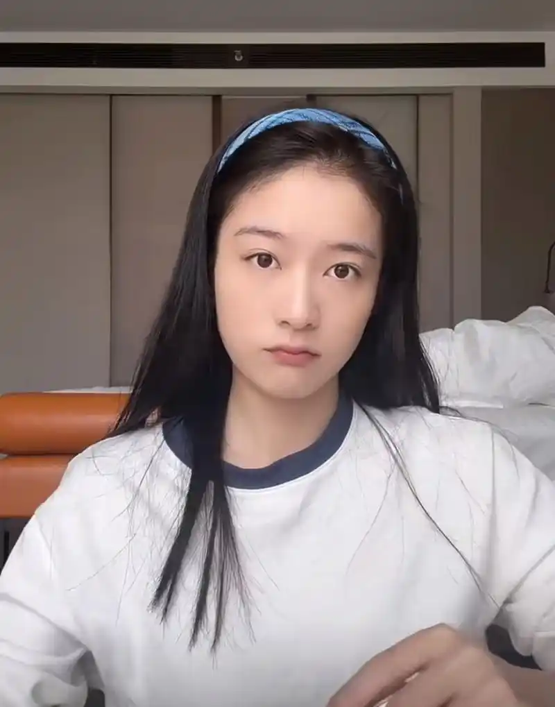 张雪迎晒素颜的样子,眼睛好像刚睡醒的状态,双眼皮也和平时不太一样