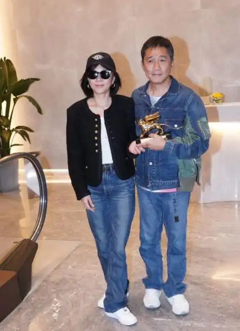 梁朝伟穿了一身牛仔装,脚踩白色运动鞋,展现出潇洒迷人的魅力,整个人