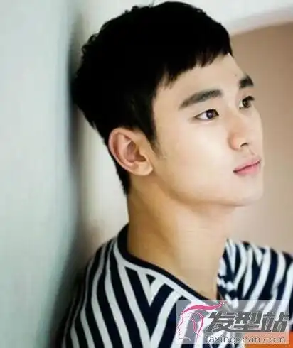 男生不烫不染的发型简约帅气俘获异性芳心