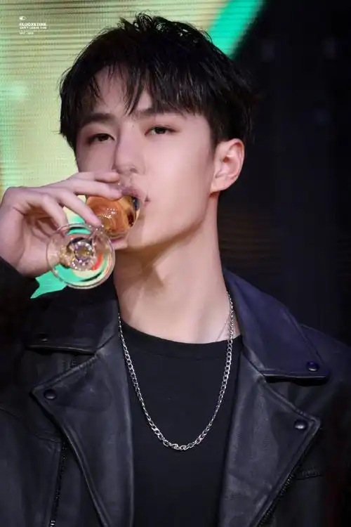 王一博捂住香槟杯防止彩带掉进去