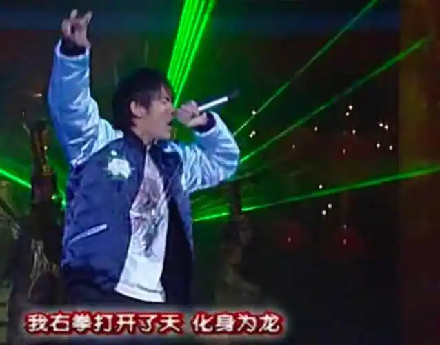 周杰伦出道至今登过4次春晚.第一次是2004年的《龙拳》.